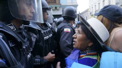Mujer indígena a una protesta en Quito contra las perforaciones en el Parque Nacional Yasuní (Foto Manuela Picq)